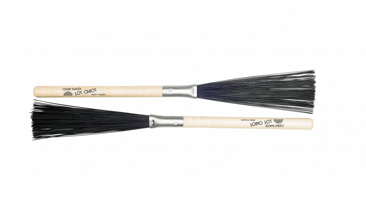 Escobillas Los Cabos Clean Sweep - manija de maple, alambres fijos de nylon negro